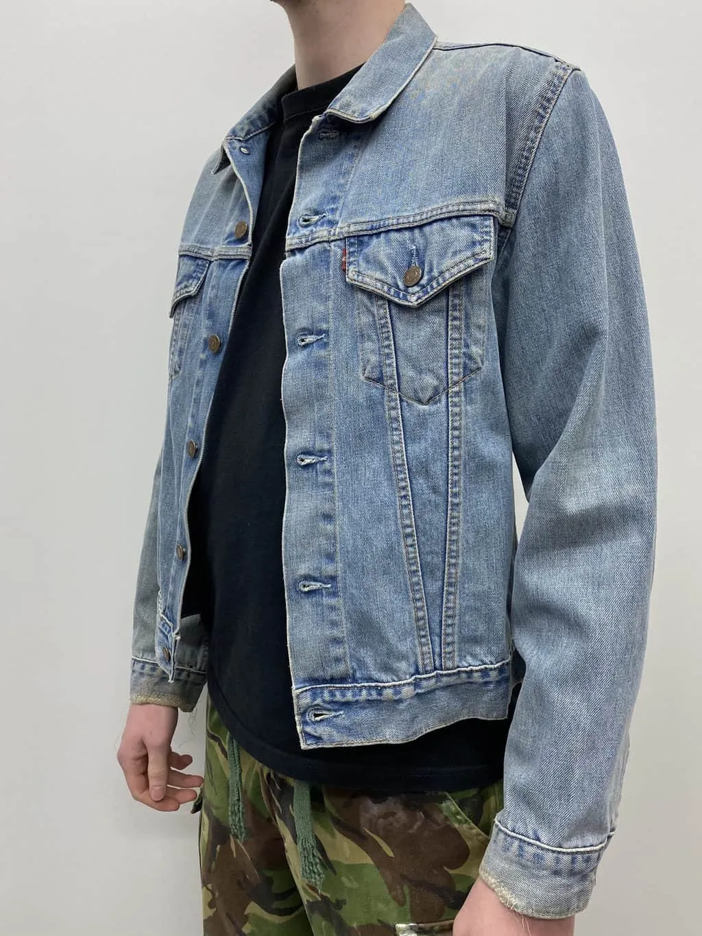 Mens Vintage Y2K Levis Trucker Jacket in Light Blue Wash with Distressed Patches - S M